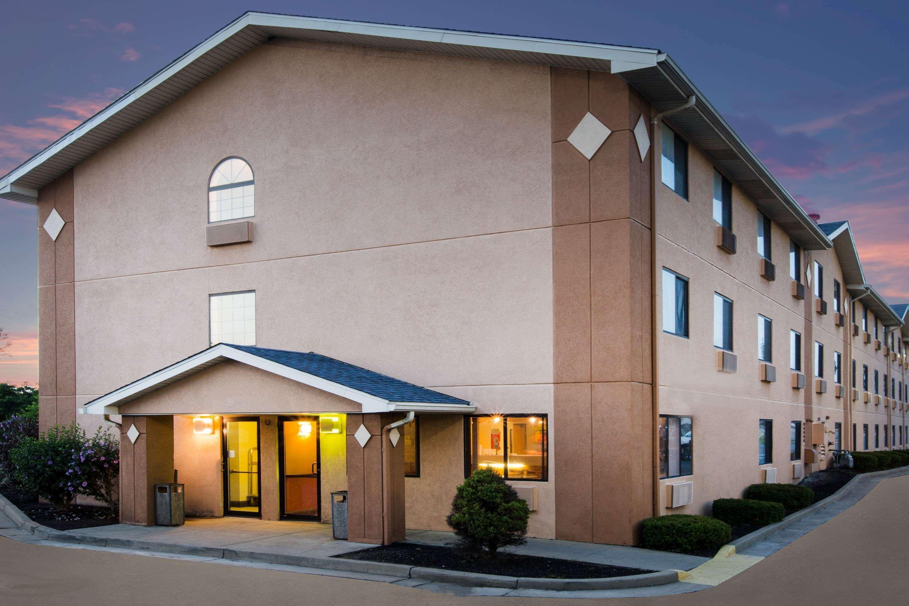 Super 8 By Wyndham Beckley Hotel Exterior photo