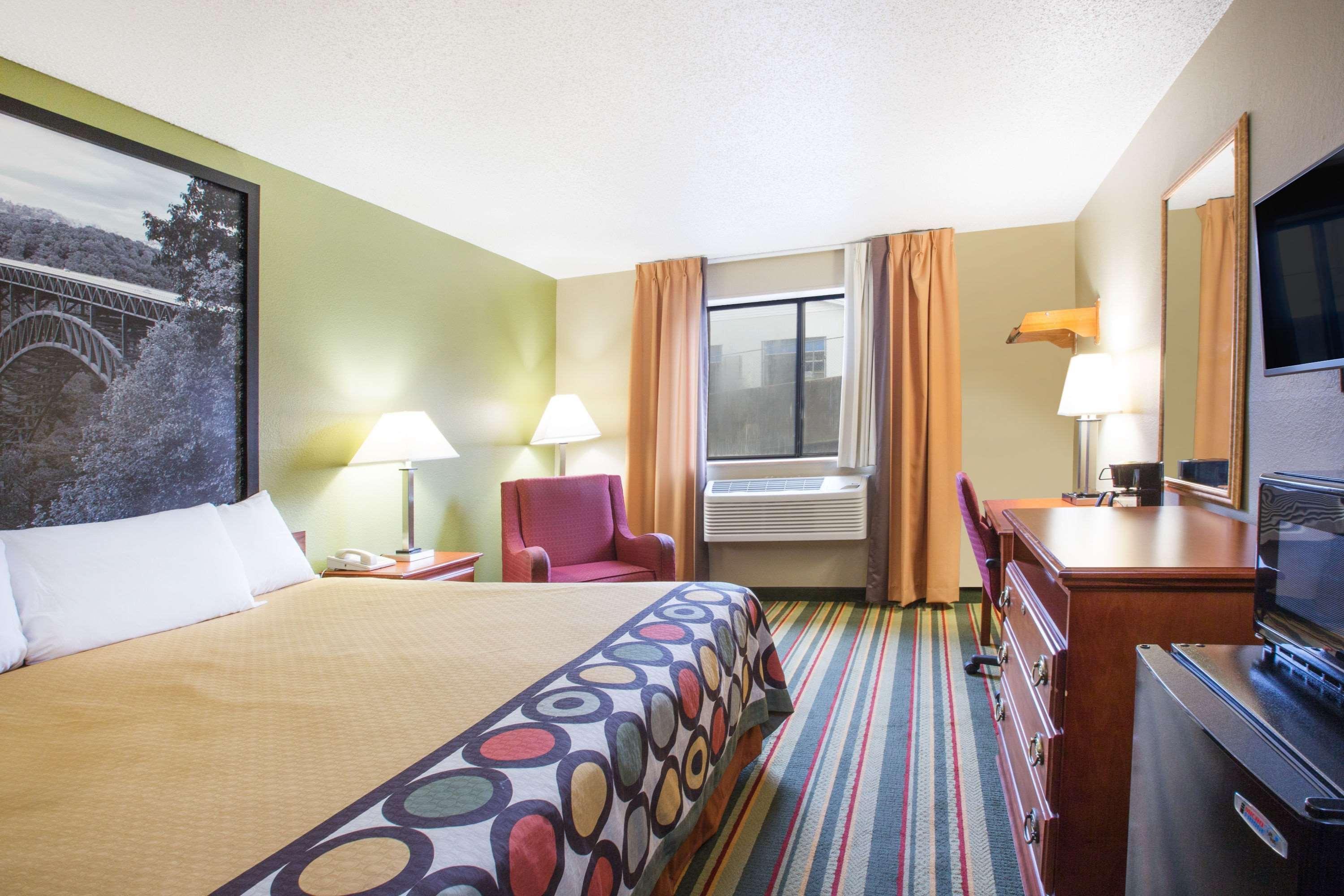 Super 8 By Wyndham Beckley Hotel Exterior photo