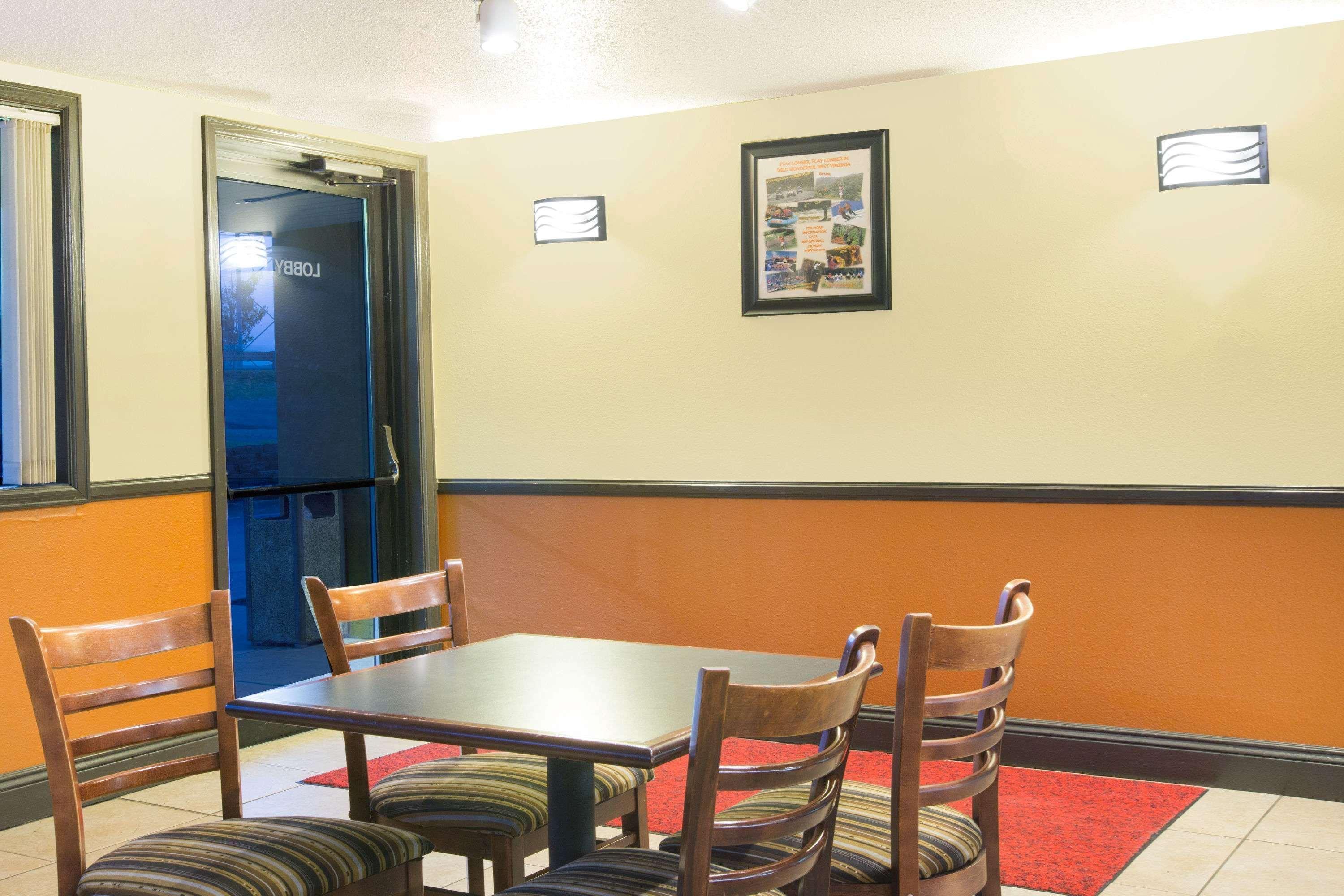 Super 8 By Wyndham Beckley Hotel Exterior photo